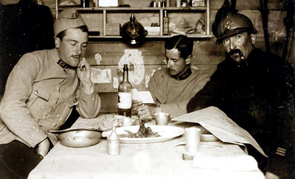 Poilus à tables en 1915