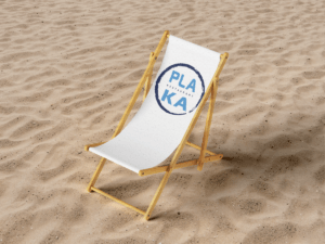 Chaise longue sur le sable avec logo Plaka