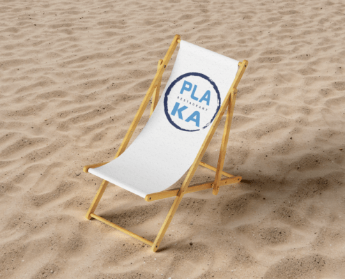 Chaise longue sur le sable avec logo Plaka