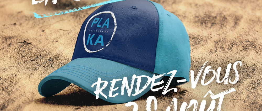Congés d'été 2025 - Casquette avec logo Plaka, posée sur le sable.
