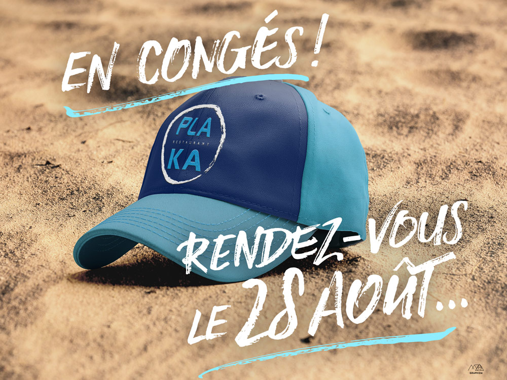 Congés d'été 2025 - Casquette avec logo Plaka, posée sur le sable.